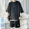 Conjunto de verão masculino em estoque: conjunto de camiseta de manga curta e shorts tie-dye de seda gelada, conjunto de roupa casual masculino plus size moderno