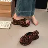 Sandalias planas de moda con estampado de leopardo y lazo para mujer, primavera/verano, exquisitas y cómodas, con suela gruesa, que aumentan la altura, antideslizantes, adecuadas para uso casual al aire libre