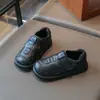 Zapatos de piel para niños estilo coreano, colección 2026, unisex, con cierres de velcro, suelas suaves, estilo casual, versátiles para el uso diario y actuaciones