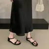 Sandalias planas de plata francesa de una sola tira con punta abierta para mujer, estilo nuevo de verano 2026, con faldas, estilo de hada, zapatos romanos