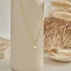 Colar de Moda Europeia e Americana em Aço Inoxidável Dourado, Não Desbota, Colar Simples com Contas Laterais, Colar com Pingente de Pérola Off-White
