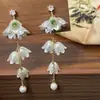 Pendientes coreanos elegantes y dulces, diseño de nicho elegante, flor pequeña, borla larga, lujo accesible, moda versátil para mujer