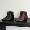 Botas Chelsea com Salto Anabela Confortáveis de Couro de Cabra Tanning Vegetal Inverno 2025 Salto Médio Zíper Lateral Bico Quadrado Pequeno Botas Curtas de Couro Genuíno para Mulheres
