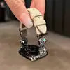 Correa para Apple Watch Hello Kitty con Tachuelas de Diamante y Piel con Grano de Lichi