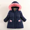 Nuevo abrigo de algodón de venta caliente para invierno para niñas, estilo europeo y americano, para niñas mayores, engrosado y forrado de felpa, de longitud media y con diseño de cintura ceñida