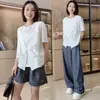 Camiseta top de moda de dos piezas falsas con mangas cortas retorcidas, nuevo diseño de verano 2026, corte holgado, adelgazante y favorecedor