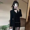 Vestido Moderno de Manga Longa com Decote V e Laço, Design de Outono, Caimento Justo, Estilo Nicho, Bodycon de Cintura Baixa, Vestido Curto Preto Puro