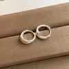 Aretes Redondos de Cruz Electroplateados en Oro Real de 18K, Aretes Sencillos, Modernos y de Alta Gama, Aretes Casuales y Versátiles para Mujer