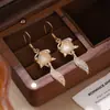 Aretes Geométricos de Flor de Perla Incrustados con Diamantes, Aretes Franceses Retro de Lujo Ligero Estilo Palacio Modernos de Alta Gama