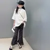 Conjunto de Camiseta Branca e Calça Floral para Meninas 2026 Roupa Casual de Verão Infantil Conjunto de Duas Peças Simples com Camiseta de Manga Curta e Calça Flare