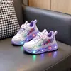 Tênis Esportivo Infantil Feminino 2026 Primavera e Outono Novo Carta Iluminado Sapatos Infantis Luminosos Atacado Sapatos Infantis Macios de Solado Pequeno e Médio