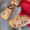 Novas Sandálias Tamanco de Verão para Mulheres 2026, Meias Pantufa Fechadas na Ponta, Solado Macio para Exterior, Estilo Cartoon de Celebridade da Internet para Praia
