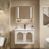 Gabinete de baño de estilo lujo ligero, minimalista y rústico, una combinación de madera maciza para uso doméstico, con un lavabo cerámico integrado para lavarse las manos y la cara