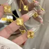 Sand Gold Joyería Tienda de Oro Mismo Estilo Láser Pulsera de Trébol de Cuatro Hojas Lujo Ligero Gama Alta Nicho Exquisita Joyería de Mano Pulsera Al por Mayor