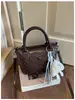 Bolso de mano tejido de nicho de alta gama estilo coreano para mujer, nueva moda 2026, versátil para el trabajo, de hombro y cruzado