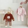 Traje de casa de terciopelo suave de medio lado con bonito conejo para bebé, otoño e invierno, ropa de casa de estilo occidental para niños y niñas