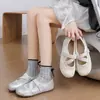 Sapatos de Ballet Casuais Novos para Meninas Primavera e Outono Sola Macia Prata Sapatos de Princesa Flats Elegantes Estilo Pequeno Chanel para Mulheres