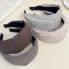 2026 Nuevo Estilo Tela de Rayas Finas Diadema Ancha Que No Aprieta la Cabeza, Adecuada para Lavarse la Cara, Versátil para el Viaje Diario, y Añade Elegancia al Peinado