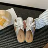 Mules de moda para mujer con punta abierta para usar al aire libre, nuevo estilo verano 2025, sandalias planas sin cordones con tiras cruzadas, venta al por mayor