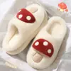 Novas pantufas de algodão pelúcia para outono e inverno 2026 para mulheres, com um design fofo de cogumelo, solas macias, propriedades antiderrapantes, aquecimento e forro de fleece adicional.