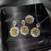 Set de Lujo de Alta Gama de Tres Piezas con Incrustaciones Completas de Diamantes de Estilo Europeo y Americano y Piedras Preciosas Azul Marino, Incluyendo Anillo, Pendientes y Colgante para Mujer
