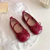 Sapatos de Couro para Meninas 2026 Primavera e Outono Novos Sapatos Infantis Sapatos Pequenos de Couro Vermelho Sapatinhos de Bebê com Sola Macia Slip-On