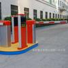 El vehículo intercepta la palanca de la puerta de carretera completamente automática y permite que los peatones pasen la apertura automática y liberen la palanca de la puerta de carretera completamente automática.