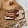 Sapatos Mary Jane de Uma Tira com Recortes e Ponto Crochê Estilo da Mãe Uva Versáteis de Bico Baixo para Mulheres Verão Novo Estilo