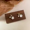 Brincos de Flor Pequenos e Simples para Mulheres Agulha de Prata Estilo Coreano Brincos de Diamante Frescos e Doces Brincos Versáteis para o Dia a Dia