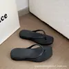 Novas Chinelas Planas 2026 para Mulheres, Uso Externo de Verão, Réplica de Marca, Atacado Transfronteiriço, Estilo com Suporte de Arco