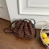 Colección de otoño 2026 transfronteriza: bolso tipo cubo retro, de alta gama, versátil para ir al trabajo, gran capacidad, bolso de hombro/bandolera de moda
