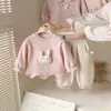 Conjunto de otoño e invierno para niña: una sudadera cálida y linda con temática de conejito y forro polar, combinada con pantalones largos de lunares, un conjunto de dos piezas para bebés