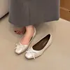 Zapatos planos para mujer 2026 de punta cuadrada, estilo francés de boca poco profunda, con plantillas interiores que aumentan la altura, combinados con una falda de lazo, nueva colección de otoño para ir al trabajo