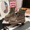 Botas Martin de peluche con forro de pedrería para mujer, nuevo modelo 2026, estampado de leopardo, llenas de pedrería, lujosas botas cortas con cordones, botas de plataforma gruesa estilo biker para mujer