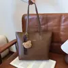 Bolsa de Tote Transfronteriza Bolsa de Gran Capacidad Nueva para Mujer Retro Simple de Nicho Versátil para Viajar al Trabajo Bolsa de Tote de un Solo Hombro Al por Mayor