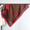Bufanda de Seda con Estampado de Cerezas Dulces Otoñal, Versátil, Rejuvenecedora y de Tacto de Alta Gama para Mujer, Combinada con Abrigo, Bufanda y Elegante Chal