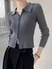 Jaqueta de tricô com gola polo e zíper em fio core-spun, suéter moderno de manga longa, caimento slim, top curto