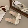 Sandálias de Verão 2026 Novo Estilo para Mulheres com Laço, Strass, Saltos Bloco, Versátil, Doce e Delicado, Slip-Ons de Bico Quadrado
