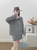 Design Novo Outono/Inverno 2026: Conjunto de Duas Peças com Suéter de Tricô Floral Tridimensional + Saia Curta de Tricô de Cintura Alta para Mulheres