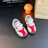 Zapatillas de velcro para niños, nuevos estilos de primavera/otoño para niñas, zapatillas de entrenamiento casuales versátiles y de moda alemanas, zapatillas blanco plateado para estudiantes, a la moda