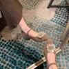 Versão em Couro~ Mesmo Estilo Fivela de Diamante Bico Quadrado Pequeno Forro de Veludo Tira Única Quente Emagrecedora Salto Grosso Sapatos Mary Jane para Mulheres Primavera e Outono