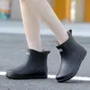Botas de lluvia modernas antideslizantes, botas de lluvia impermeables de media pantorrilla para mujeres, hombres y parejas, adecuadas para uso en la cocina y lavado de autos