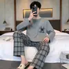 Venta al por mayor de fábrica Pijamas para hombre Otoño de imitación de algodón 2026 Nuevo Manga larga Talla grande Gris Oscuro Ropa para el hogar Otoño e Invierno