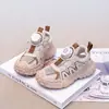 Sandalias Cerradas para Niñas 2026 Verano Nuevo Estilo Malla Hueca Transpirable Zapatos Versátiles de Moda Tenis de Moda para Niños