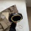 2025 Cor Sólida Grande Capacidade Nova Tendência Feminina Ferragens Metálicas Personalizada Corrente de Ombro para Noite Bolsa Clutch de Ombro Feminina