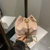 Bolso bandolera ligero de lujo con cadena exquisita y portátil para mujer, diseño de nicho, estilo extranjero, con correa de textura de alta gama.
