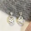 Aretes negros de lunares estilo coreano, con diseños de moño y florales, aretes de aro en forma de C, un estilo fresco y simple, disponibles en múltiples diseños
