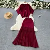 Conjunto de Saia Duas Peças Estilo Maduro Leve Verão 2025 Top Tricotado de Manga Curta High-End Saia Plissada de Cintura Alta