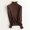 Top de punto base ligero de mezcla de lana mercerizada con corte ajustado, cuello alto apilado, mangas largas, color liso y calidez ligera