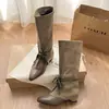 Botas Retrô Plissadas Pontudas Femininas Salto Bloco 2026 Salto Não Grosso Botas Longas Novo Estilo Emagrecedoras Botas de Cavaleiro Cano Alto Outono Inverno